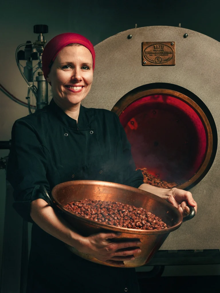 Céline Léonard, artisane confiseuse, avec un poêlon de fruits secs caramélisés au miel